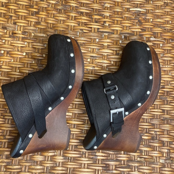 UGG NATALEE LEATHER AND WOODEN CLOGS WITH SHERPA INSIDE LINING. [SIZE: 8] - Picture 2 of 6